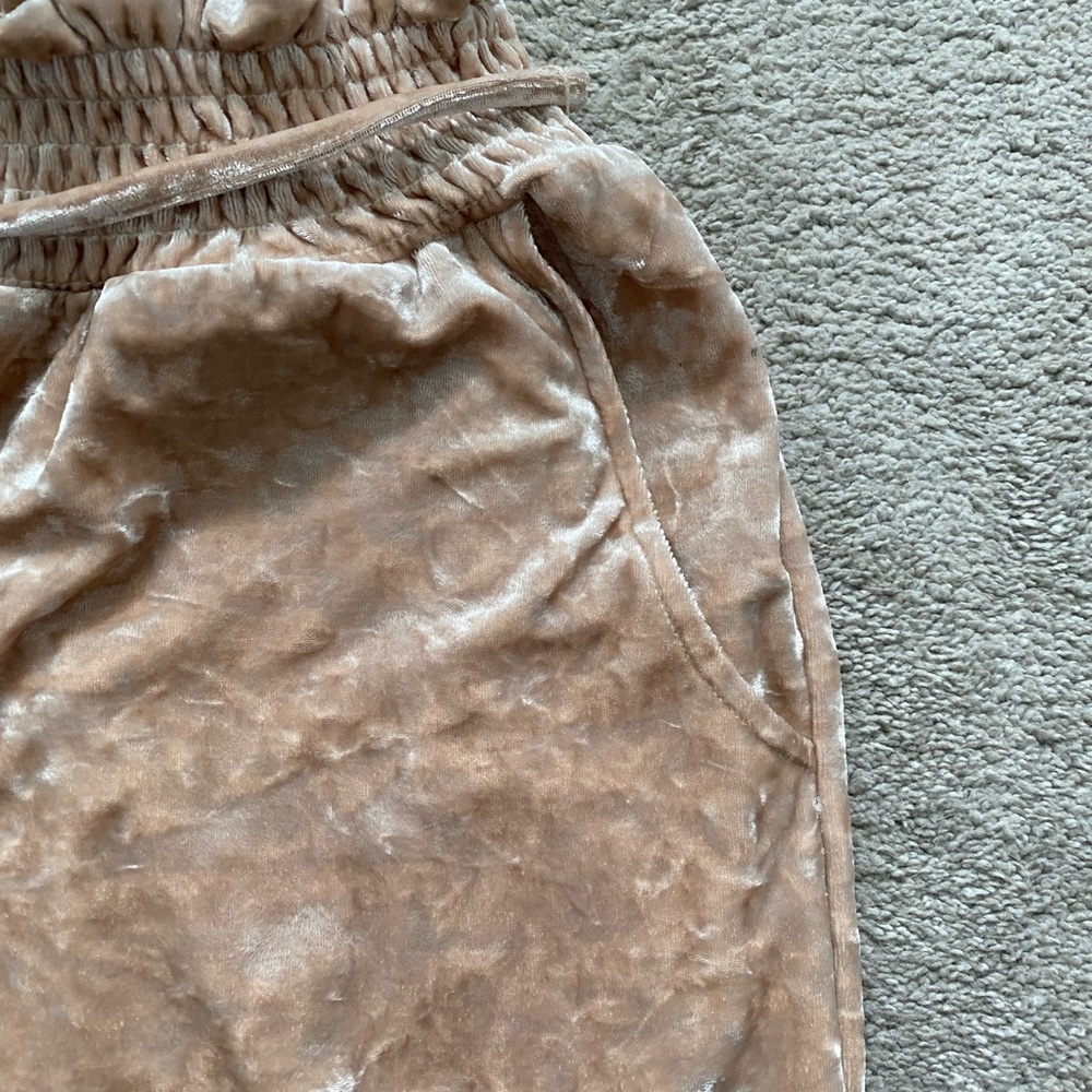 BNWT Gorgeous blush tan peach velvet pants by Kori. Size small. - Picture 9 of 9